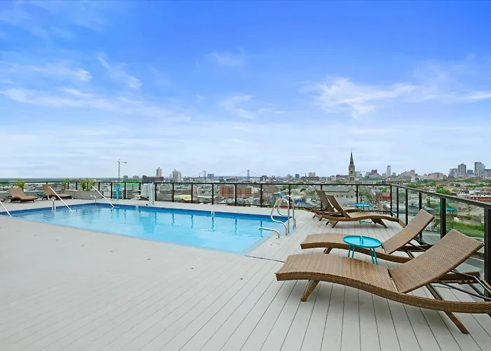 Modern Studio W Rooftop Pool
